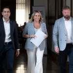 La presidenta de la Diputación de Castellón, Marta Barrachina, en el centro