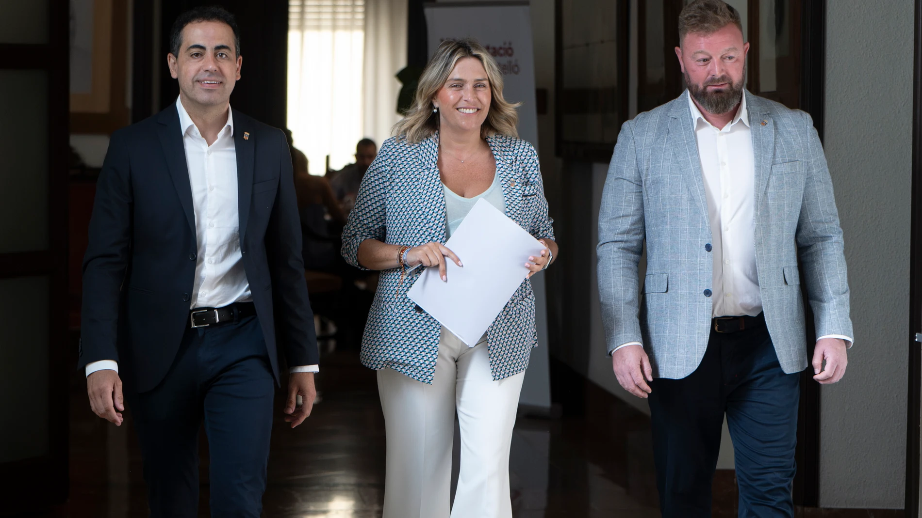 La presidenta de la Diputación de Castellón, Marta Barrachina, en el centro