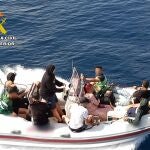 Sucesos.- La Guardia Civil intercepta una patera taxi en aguas de Cartagena