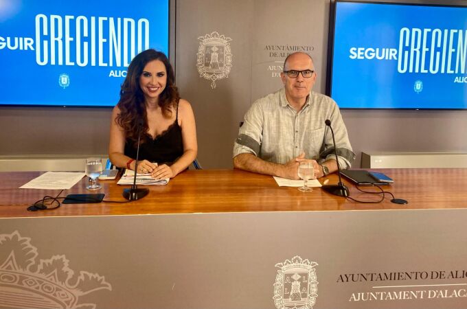 Los portavoces del Gobierno Local de Alicante, Ana Poquet y Manuel Villar, en rueda de prensa hoy