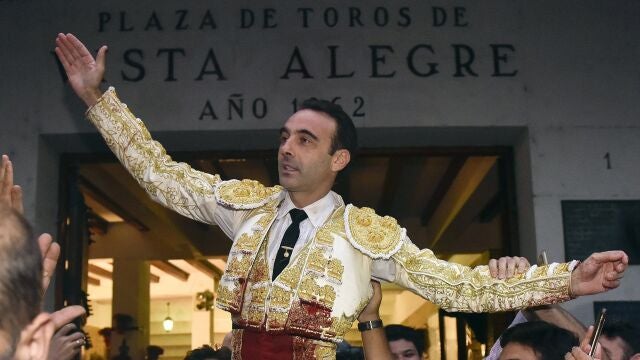 GRA388. BILBAO(BIZKAIA), 25/08/2017.- El diestro Enrique Ponce ha salido hoy por la puerta grande de la plaza de toros de Vistalegre, tras cortar dos orejas a su segundo toro durante la séptima tarde de Corridas Generales de Bilbao 2017. EFE/MIGUEL TOÑA