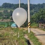 Corea.- Un globo con basura enviado por Corea del Norte cae en el recinto de la Oficina Presidencial surcoreana