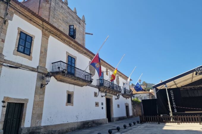 El Ayuntamiento de Baiona con banderas a media asta.