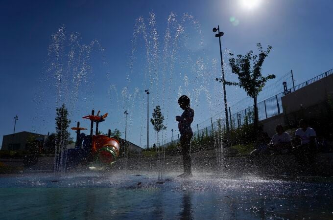 Un niño se refresca en unas fuentes de Valladolid