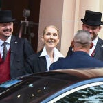 Celine Dion a la salida de su hotel en París