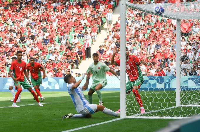 Escándalo en el Argentina-Marruecos: gol en el 105... ¡y el VAR lo anula una hora después!