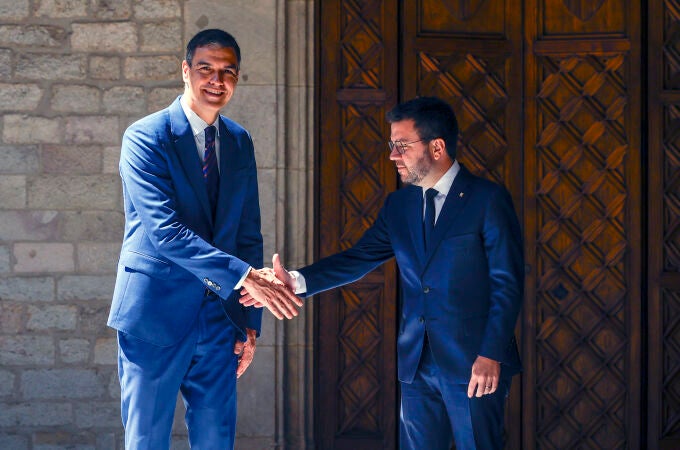 Pedro Sánchez se reúne con el presidente catalán en funciones, Pere Aragonès