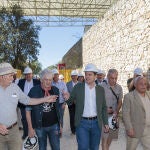 El presidente Alfonso Fernández Mañueco, junto al consejero Gonzalo Santonja, conversa con los codirectores de Atapuerca