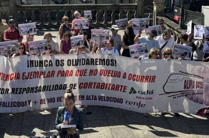 Una treintena de afectados y familiares de los fallecidos han vuelto hoy a la capital gallega en el 11º aniversario. 