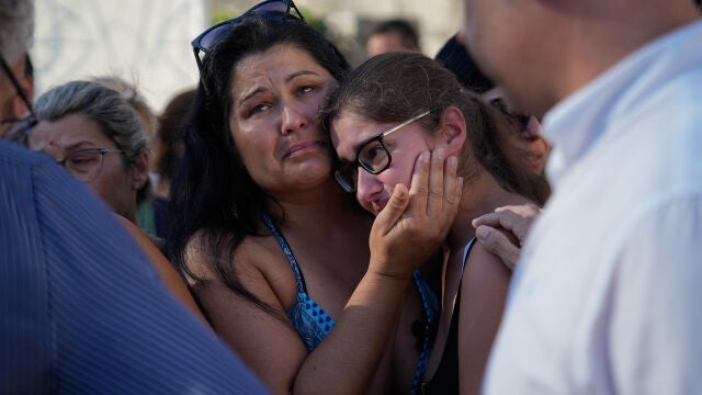 Más de 200 personas guardan entre llantos un minuto de silencio en Baiona por el vecino fallecido en el 'Argos Georgia'