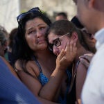 Más de 200 personas guardan entre llantos un minuto de silencio en Baiona por el vecino fallecido en el 'Argos Georgia'