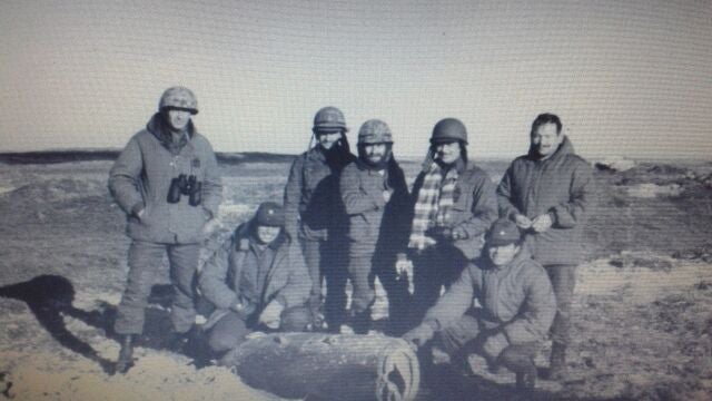 Miembros de las Fuerzas Aéreas Argentinas junto a bombas británicas sin explotar, durante la guerra de las Malvinas