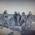 Miembros de las Fuerzas Aéreas Argentinas junto a bombas británicas sin explotar, durante la guerra de las Malvinas