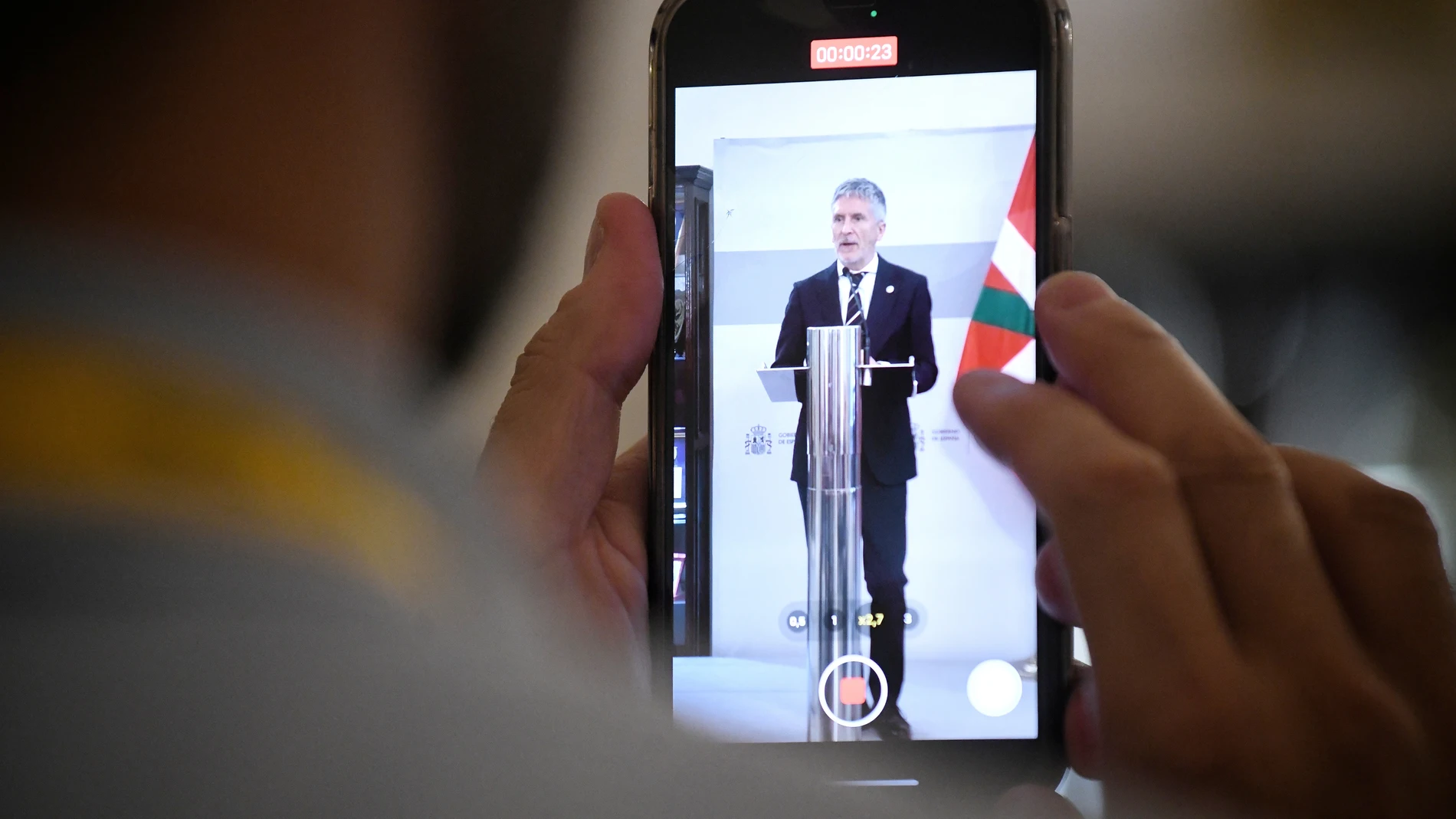 Un periodista graba al ministro del Interior, Fernando Grande-Marlaska, durante una rueda de prensa tras la reunión de la Junta de Seguridad del País Vasco, en la sede del Ministerio, a 24 de julio de 2024, en Madrid (España). La Junta es un órgano de coordinación de seguridad entre las dos administraciones y se trata de la primera Junta de Seguridad que se celebra con el nuevo gobierno vasco, retomando así las reuniones bilaterales con las regiones que tienen cuerpos policiales autonómicos. ...