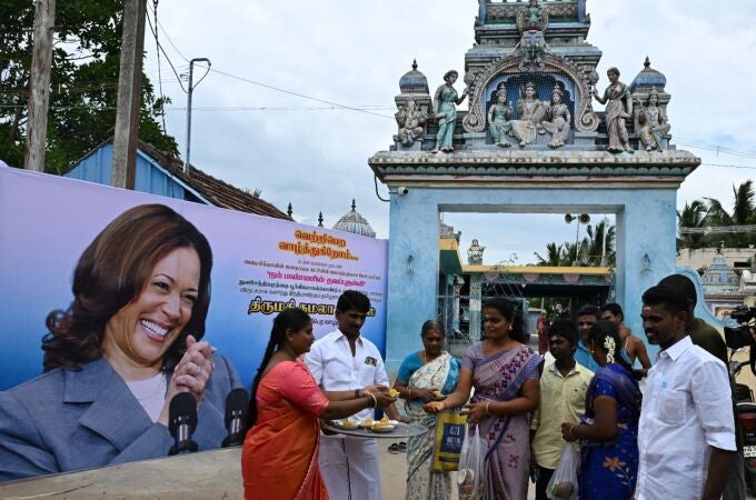 Un cartel en Thulasendrapuram, el pueblo ancestral de Kamala Harris, muestra a la vicepresidenta