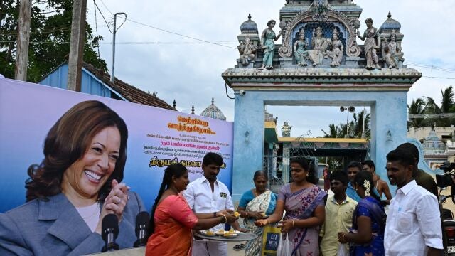 Un cartel en Thulasendrapuram, el pueblo ancestral de Kamala Harris, muestra a la vicepresidenta