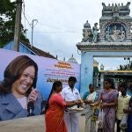 Un cartel en Thulasendrapuram, el pueblo ancestral de Kamala Harris, muestra a la vicepresidenta