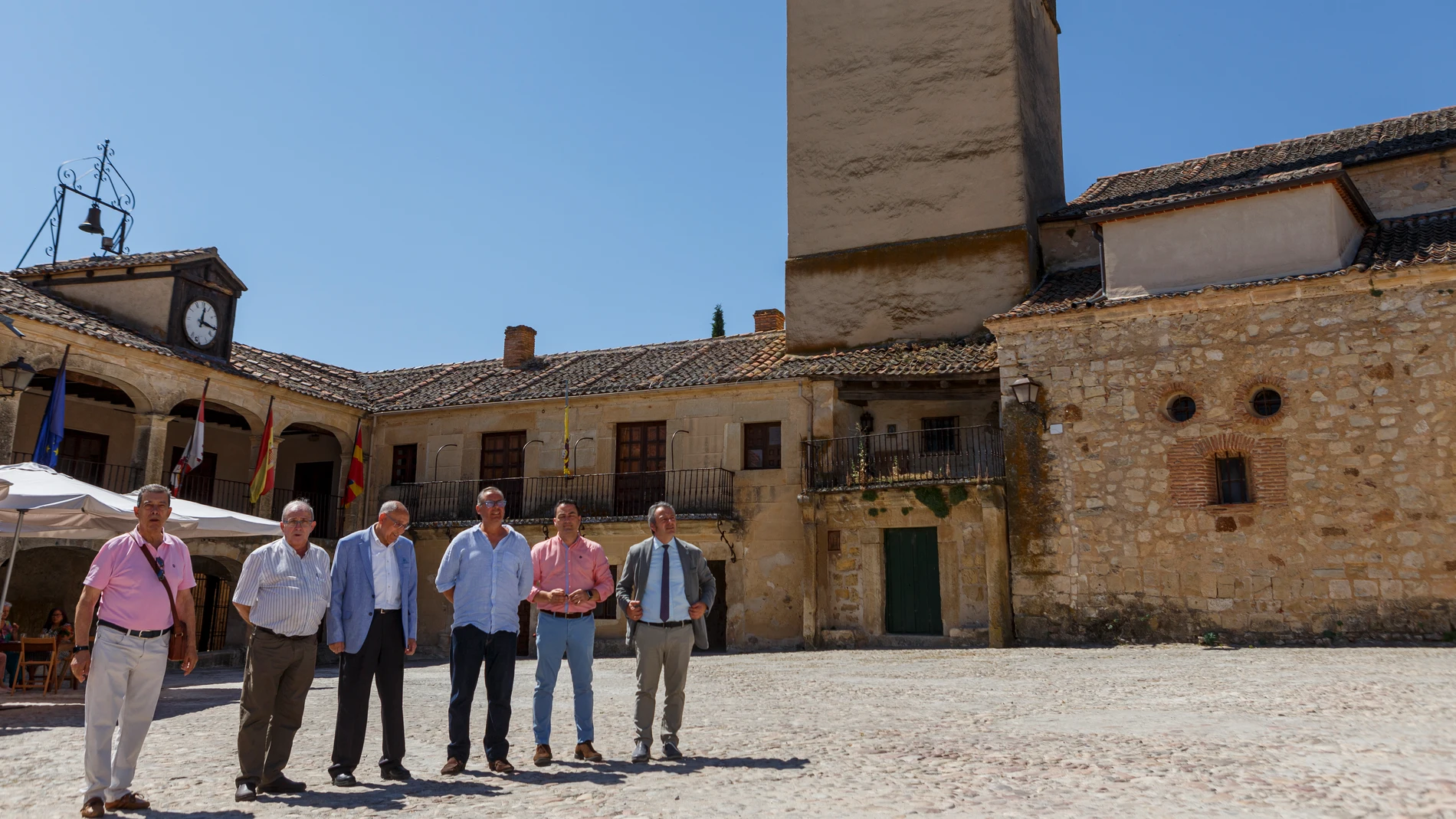 El diputado de Turismo, Javier Figueredo, recibe a la delegación de la Federación de Casas Regionales y Provinciales en Castilla y León. En la foto de derecha a Izquierda: Vicepresidente de la Federación y Presidente de la Casa de Avila, Raúl Rivero; Diputado de Turismo y alcalde de El Espinar, Javier Figueredo; alcalde de Pedraza, José Enrique Reques; Presidente de la Federación y Presidente del Centro Segoviano en Valladolid, Jose Luis Bellido; Secretario de la Federación, Fernando Albors; el Vocal y Vicesecretario de la Federación y; y el Presidente de la Casa de Cantabria, Manuel González