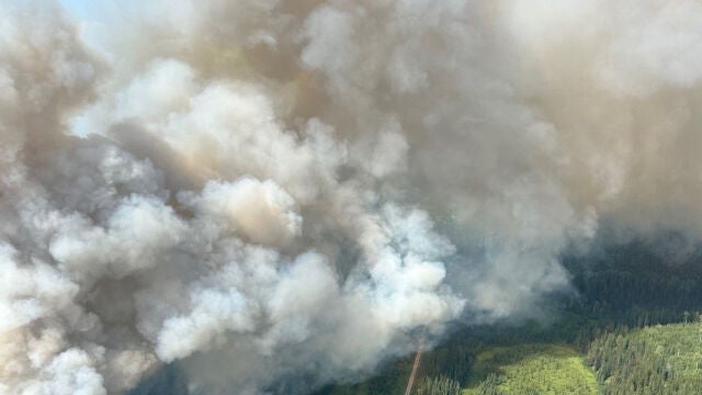 Las llamas sobre Jasper, en las Montañas Rocosas de Canadá