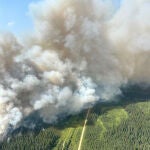 Las llamas sobre Jasper, en las Montañas Rocosas de Canadá