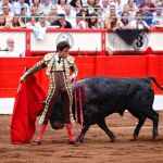 Roca Rey se pasa al toro por la espalda, hoy en Santander