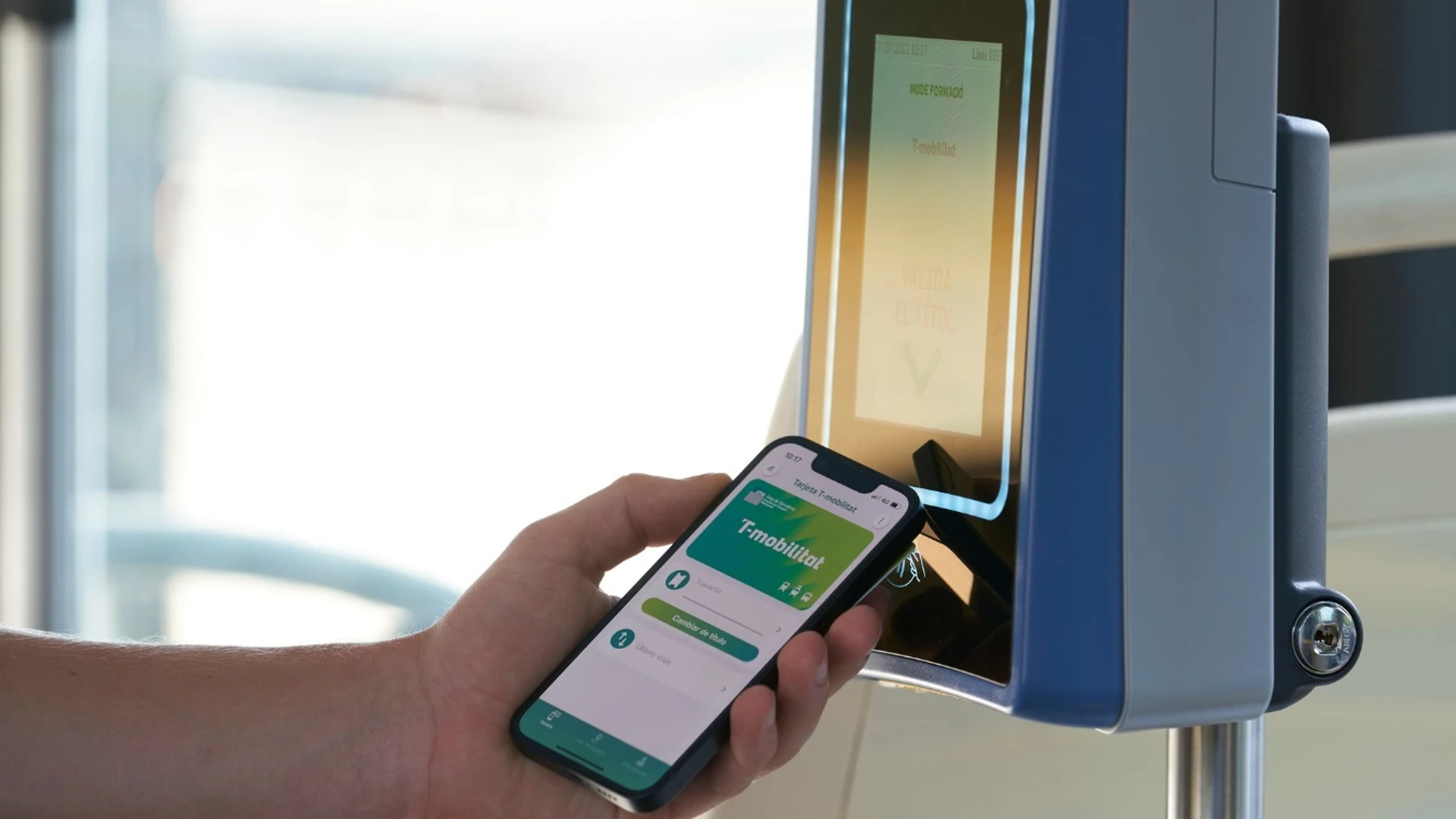 Un usuario usa la T-mobilitat en un teléfono móvil. ATM 25/07/2024