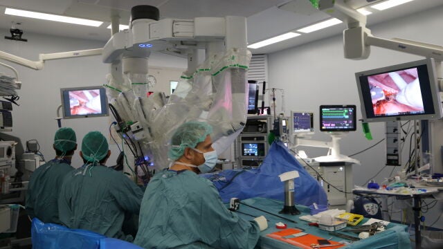 Imagen de la primera intervención de tumor del espacio parafaríngeo con el robot Da Vinci 