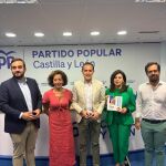 El presidente del PP de Valladolid, Conrado Íscar, junto a los diputados Mercedes Cantalapiedra, Eduardo Carazo, y los senadores José Ángel Alonso y Arenales Serrano