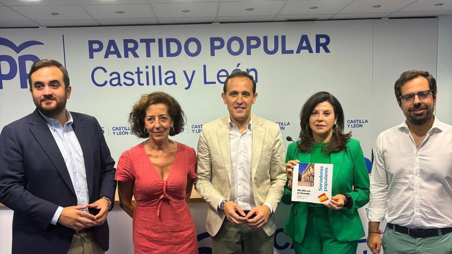 El presidente del PP de Valladolid, Conrado Íscar, hace balance de legislatura junto a los diputados Mercedes Cantalapiedra, Eduardo Carazo, y los senadores José Ángel Alonso y Arenales Serrano