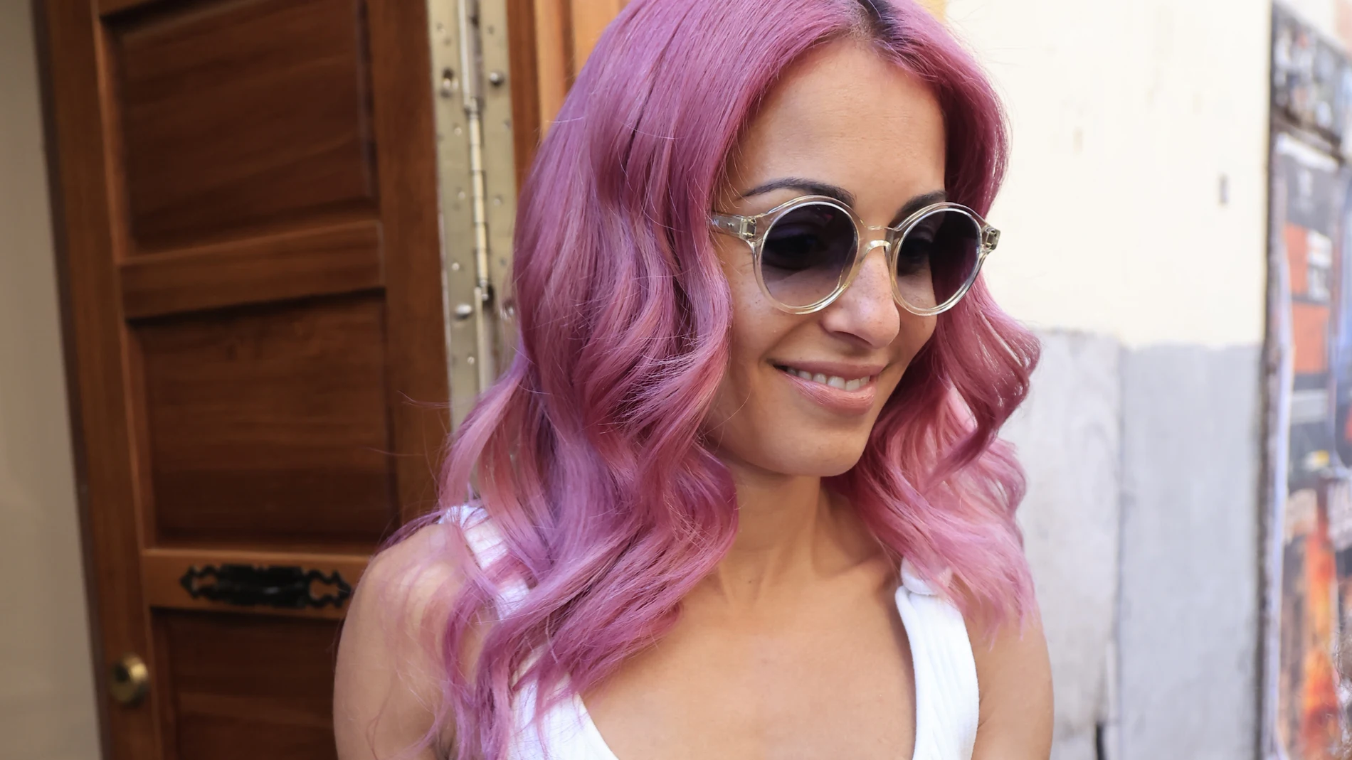 Hiba Abouk al salir de la peluquería.