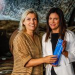 La directora territorial de Caixabank, Belén Martín, entrega el Premio a Isabel Rodero