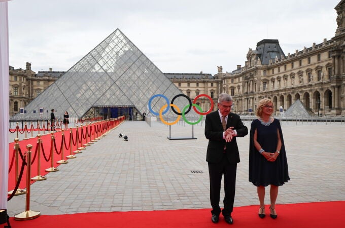 El presidente del COI Thomas Bach y su esposa Claudia Bach, a las afueras del Louvre