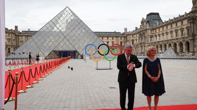 El presidente del COI Thomas Bach y su esposa Claudia Bach, a las afueras del Louvre