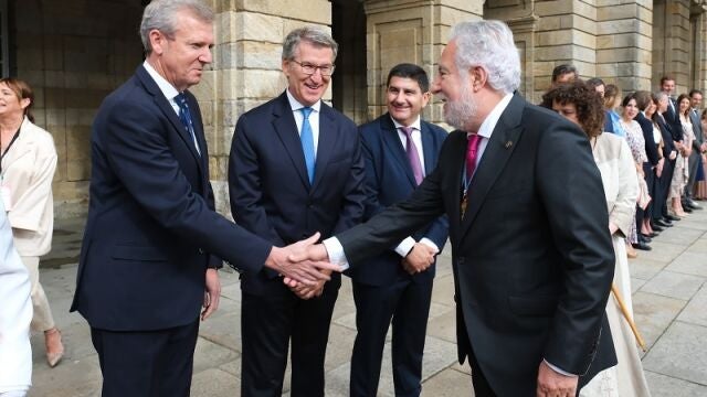 Santalices (izquierda) saluda a Alfonso Rueda y Núñez Feijóo. 