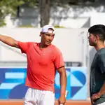 Alcaraz y Nadal, en un entrenamiento en París