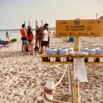 La Fundación Azul Marino ha repartido ceniceros por locales de Benicàssim y Oropesa