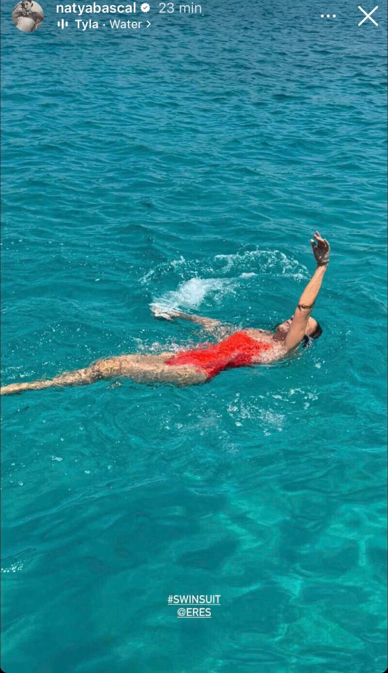 Naty Abascal con bañador rojo.