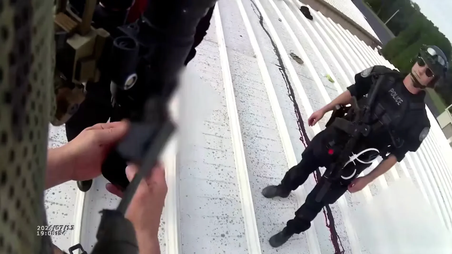 El vídeo fue grabado por la cámara corporal de un agente en el tejado en el que fue encontrado el joven que disparó a Trump