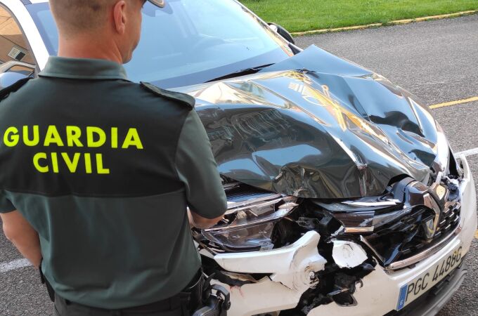 El coche de la Guardia Civil tras ser golpeado