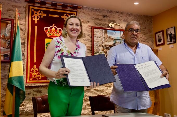 La vicepresidenta y consejera de Familia e Igualdad de Oportunidades, Isabel Blanco, firma con el alcalde de Peralejos de Abajo un convenio de colaboración para la gestión de tres viviendas del programa ''Atención en red''