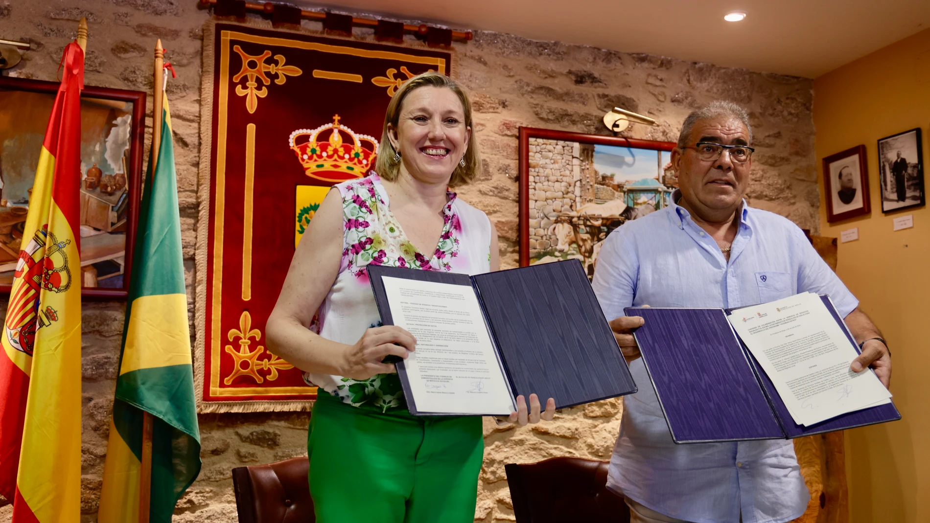 La vicepresidenta y consejera de Familia e Igualdad de Oportunidades, Isabel Blanco, firma con el alcalde de Peralejos de Abajo un convenio de colaboración para la gestión de tres viviendas del programa ''Atención en red''