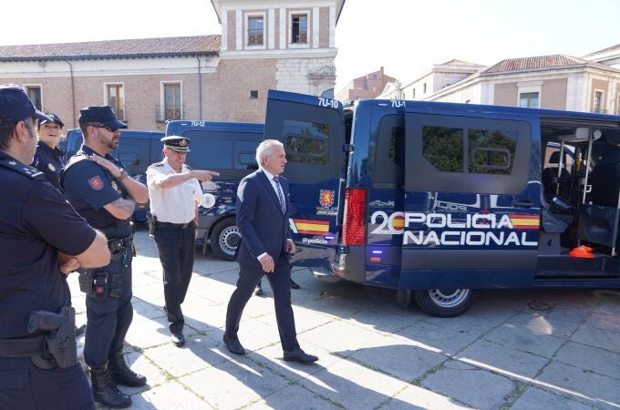 El delegado de Gobierno en Castilla y León, Nicanor Sen, asiste a la presentación de los vehículos que se incorporan a las flotas de la Unidad de Intervención Policial (UIP) y de la Unidad de Prevención y Reacción (UPR) del Cuerpo Nacional de Policía