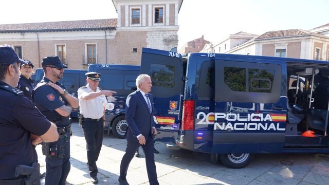 El delegado de Gobierno en Castilla y León, Nicanor Sen, asiste a la presentación de los vehículos que se incorporan a las flotas de la Unidad de Intervención Policial (UIP) y de la Unidad de Prevención y Reacción (UPR) del Cuerpo Nacional de Policía