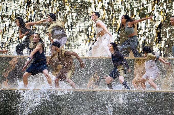 Artistas bailan en la ceremonia de inauguración de los Juegos de París