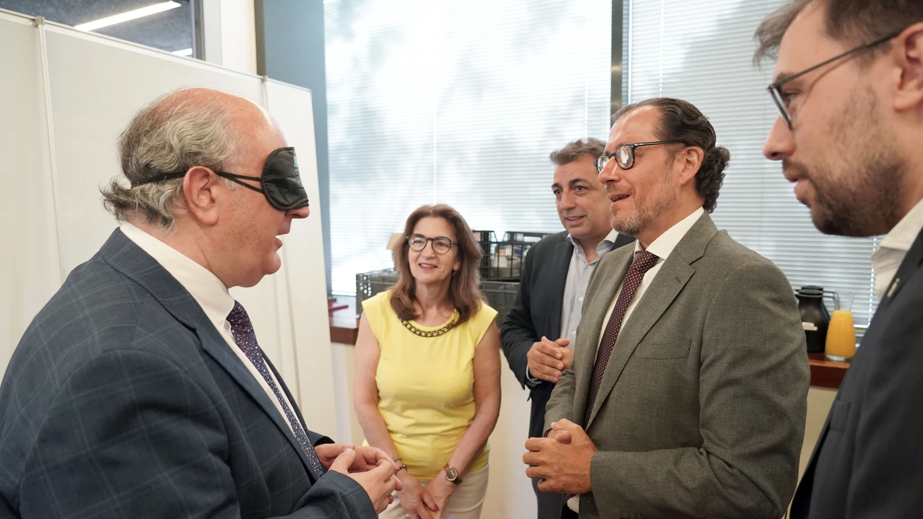 El presidente del CES, Enrique Cabero, y el delegado de la ONCE en Castila y León, Ismael Pérez, celebran un ‘Desayuno a ciegas’ para presentar el Informe de Valor Compartido 2023.
