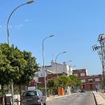 Farolas «de carretera» en un barrio de Valencia