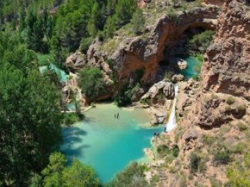 Vacaciones sin playa: piscinas naturales y zonas de baño para refrescarse en el interior de España