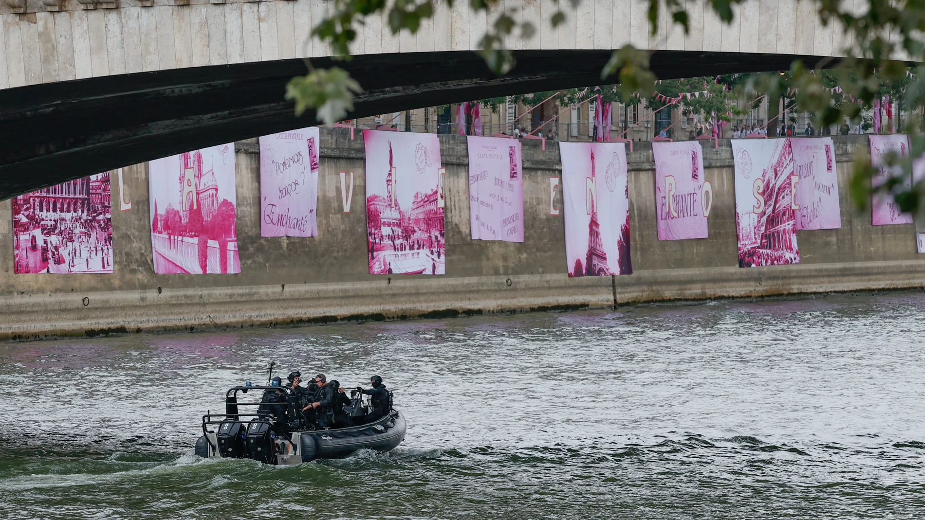 PARÍS (FRANCIA), 26/07/2024.- Fuerzas de seguridad patrullan a lo largo del río Sena antes del inicio de la ceremonia de inauguración de los Juegos Olímpicos de París 2024, este viernes en la capital francesa. EFE/Julio Muñoz