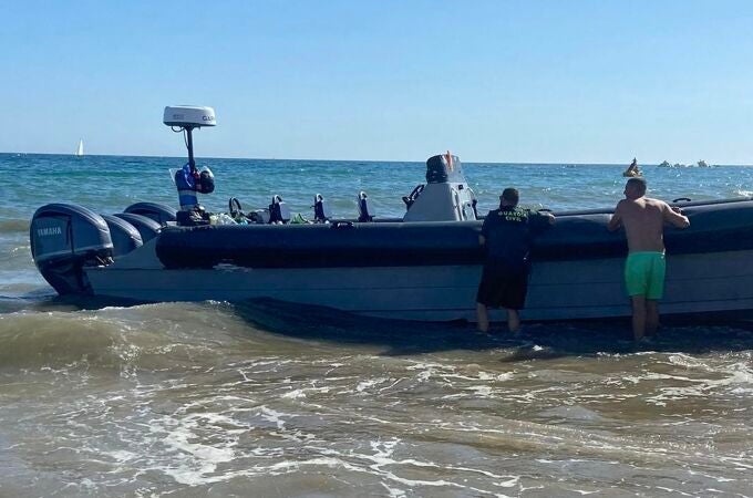 De película: Una narcolancha encalla en la playa de La Antilla ante los bañistas intentando huir de la Guardia Civil