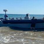De película: Una narcolancha encalla en la playa de La Antilla ante los bañistas intentando huir de la Guardia Civil